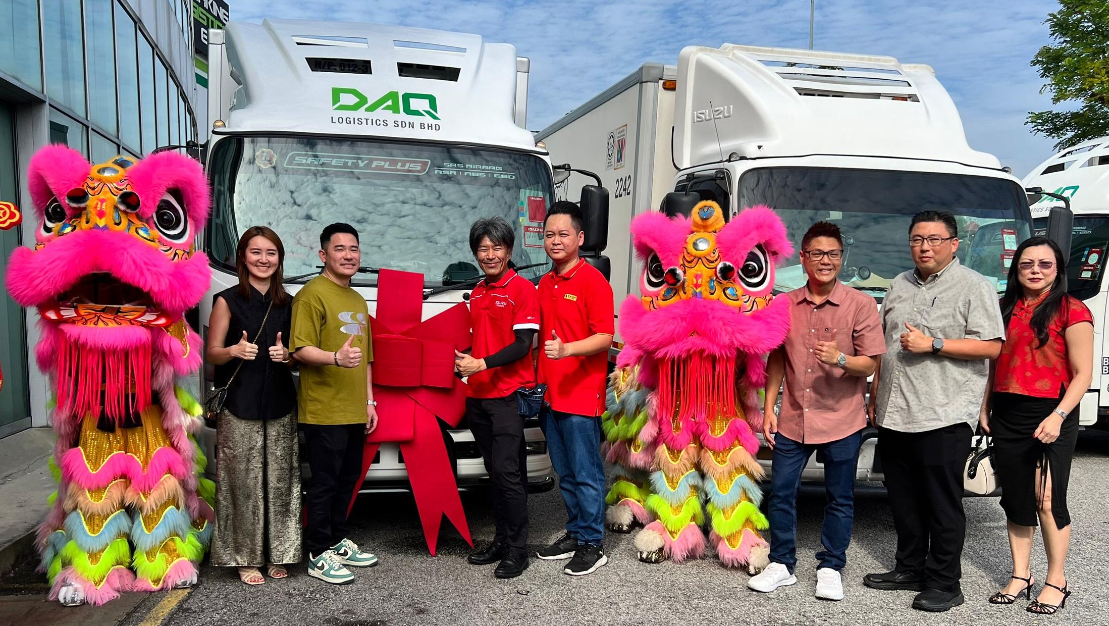 ISUZU DELIVERS THE 100th UNIT OF ELF TRUCK TO DAQ LOGISTICS SDN. BHD.