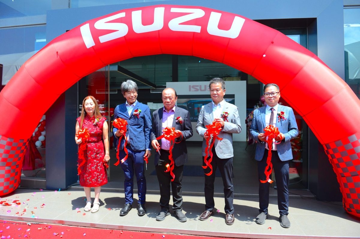 Ribbon cutting.jpg